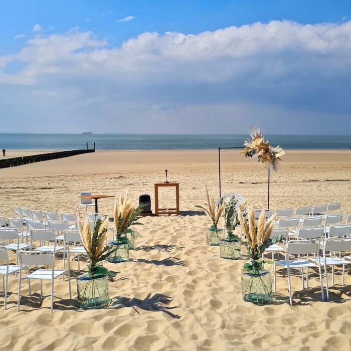 https://www.stylingbymanou.nl/wp-content/uploads/2022/06/Strand-bruiloft-700x700.jpg