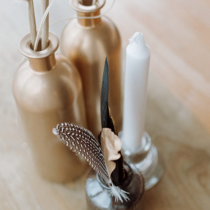 https://www.stylingbymanou.nl/wp-content/uploads/2022/10/Gouden-vaasjes-detail-700x700.jpg
