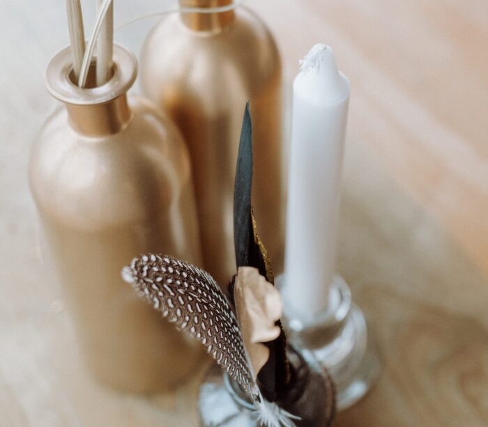 https://www.stylingbymanou.nl/wp-content/uploads/2022/10/Gouden-vaasjes-detail-scaled-700x613.jpg