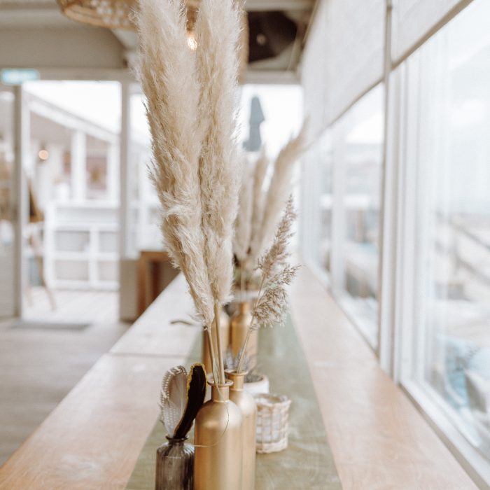 https://www.stylingbymanou.nl/wp-content/uploads/2022/10/Tafeldecoratie-gouden-vaasjes-en-zwart-700x700.jpg