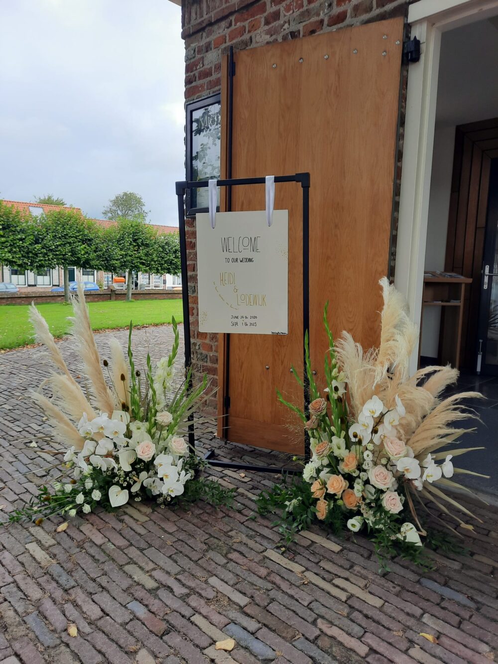 Wit welkomstbord met stalen frame