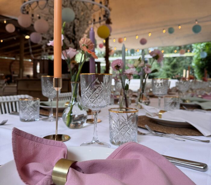https://www.stylingbymanou.nl/wp-content/uploads/2025/10/Roze-servet-met-gouden-ring-700x613.jpeg