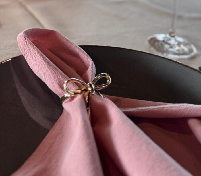 https://www.stylingbymanou.nl/wp-content/uploads/2025/10/Roze-servet-scaled-e1774295732183-700x613.jpeg